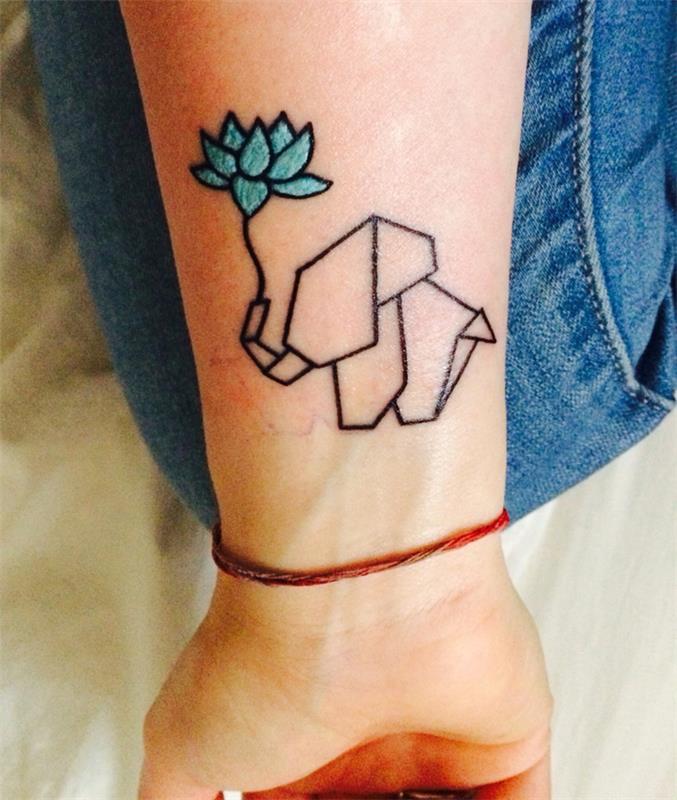 majhen grafični slon, ki s trupom drži lotos, izvirna ideja za žensko tetovažo na podlakti