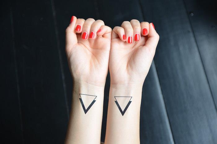 ženska tetovaža zapestja, rdeča nohtna umetnost na kratkih nohtih, 3D risba s črnilom s trikotniki