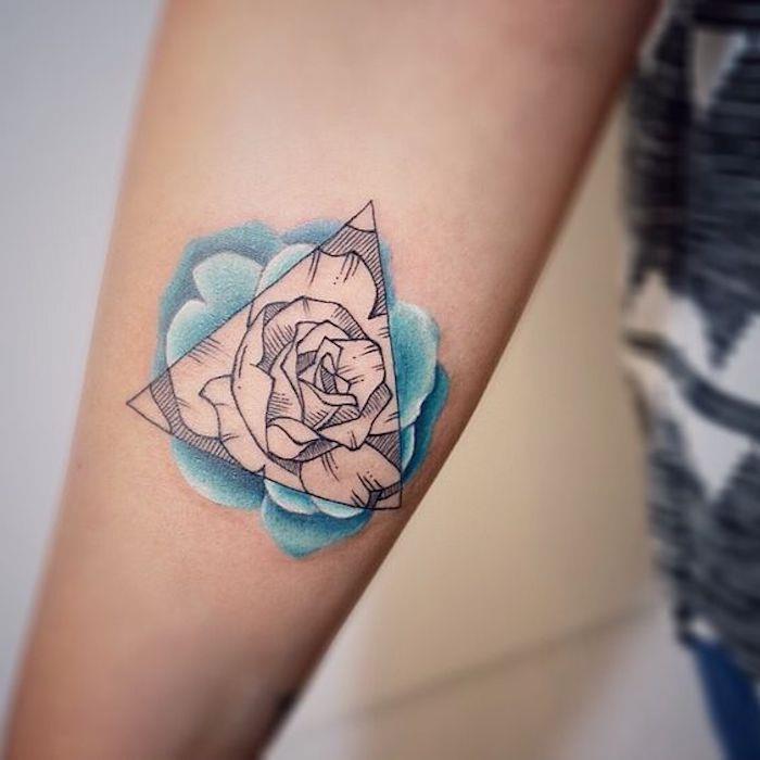 trikotnik, ki vključuje podobo vrtnice, tetovažne ženske v črno -modri barvi, originalni model tetovaže