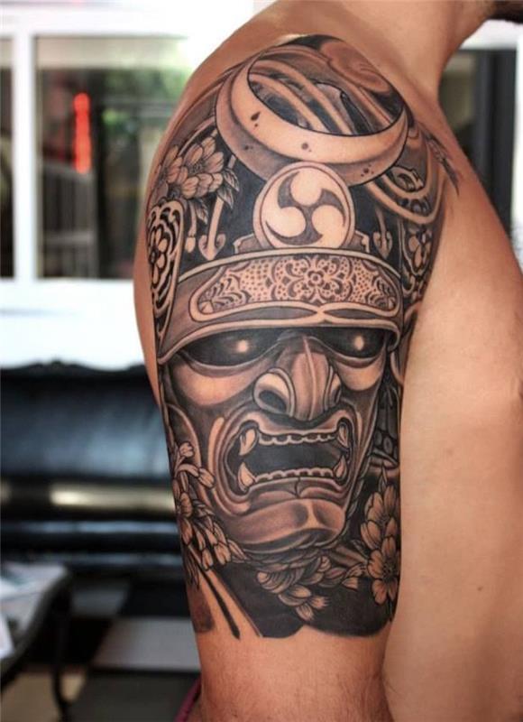 dövme maskesi iblis samuray kask savaşçı hannya omuz üzerinde