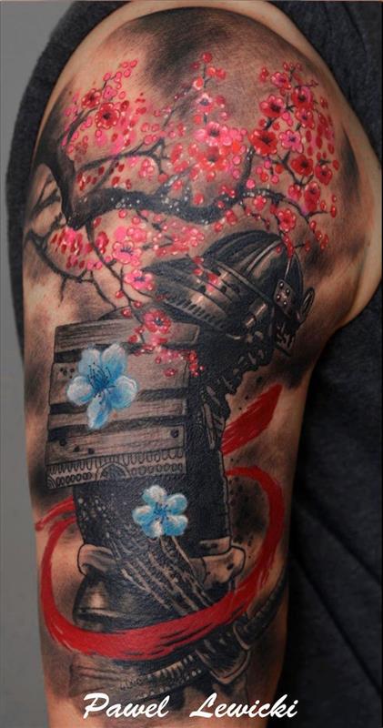 Japonų kareivio tatuiruotė, medituojanti po vyšnia