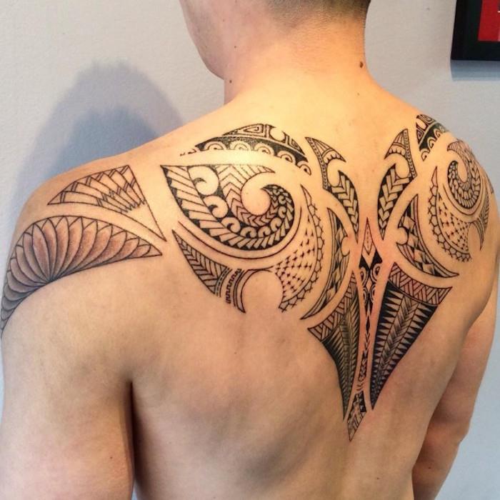 Mandala tatuiruotė aukšta nugaros tatuiruotė pečių maorių genčių polinezietė