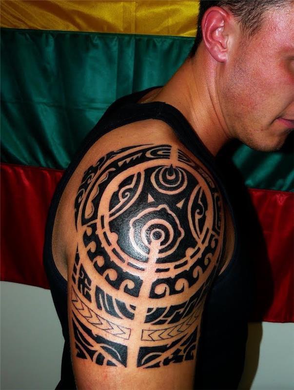 Havajų tatuiruotė Havajų polinezijos polinezijos tatuiruotė tahiti tatuiruočių dailininko petys