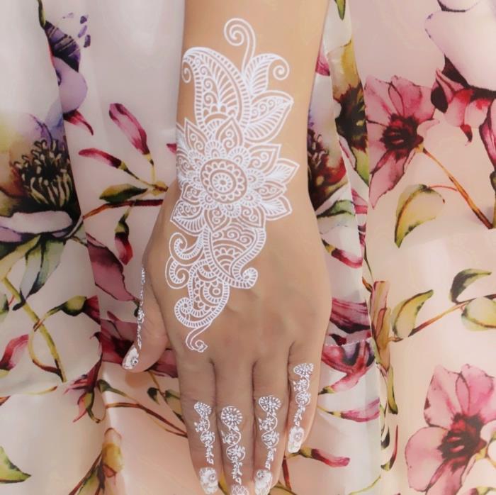 balta laikinos tatuiruotės idėja po ranka, nuotakos tatuiruotės šablonas su mandala ir gėlių raštais balto, chna rankų piešimo pavyzdyje