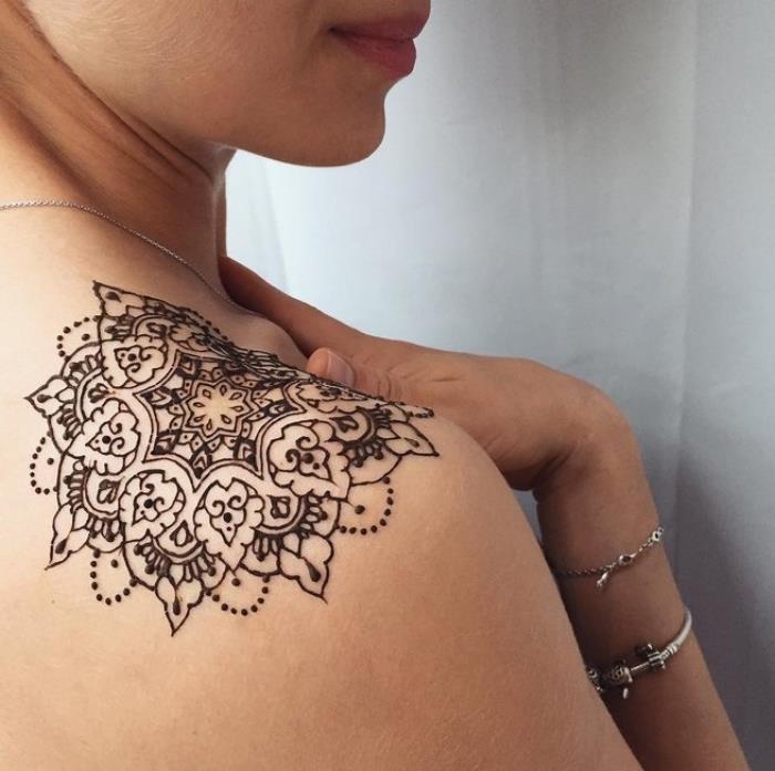 začasna tetovaža na rami, oblikovanje mandale iz črne kane, predloga za tetovaže za ženske