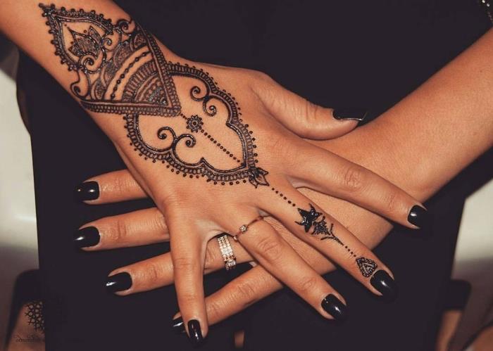 tetovaža s kano, začasna oblika na koži, etnična oblika, trajna tetovaža na roki in prstih