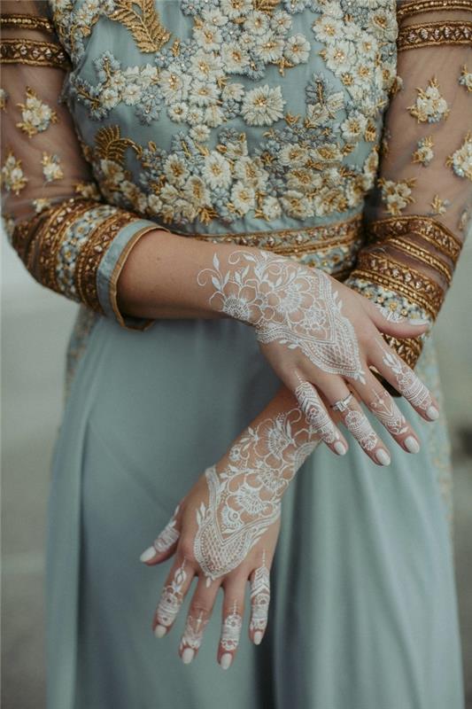 chna modelis vestuvėms, laikina tatuiruotės idėja su gėlių ir lapų raštais, balto piešimo pavyzdys ant rankos
