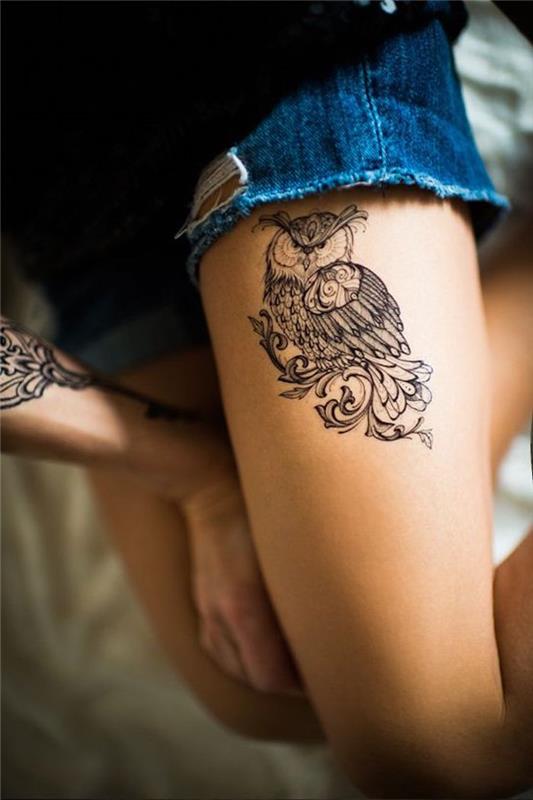 sova, tetovirana na nogi, teksas kratke hlače, tetovaže totemskih živali, črno črnilo, podrobna tetovaža