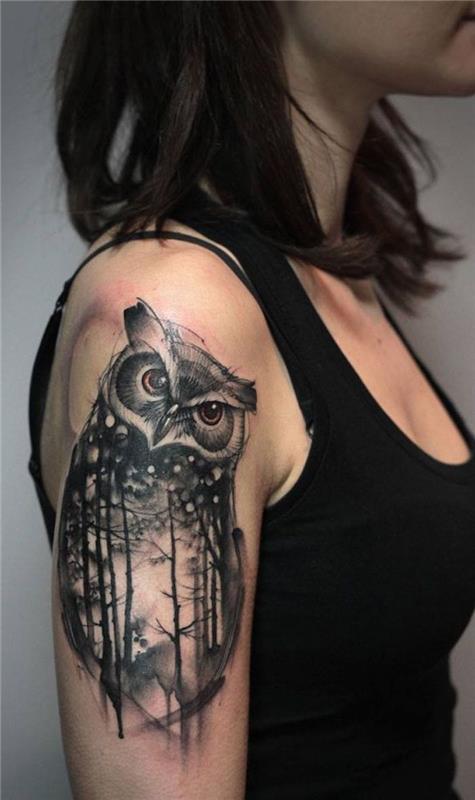 tetovaža rame sove, gozd, črna tetovaža, črna brezrokavnica, kostanjevi lasje