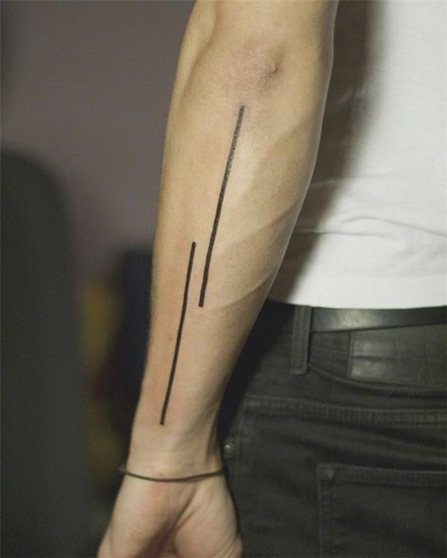 preprosta linearna tetovaža z debelimi ravnimi črtami na podlakti