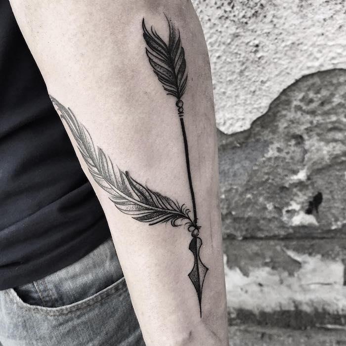tetovaža perja, moški videz s črno majico in temno sivimi kavbojkami, tetovaža na roki pero