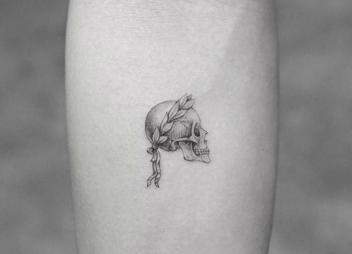 risba za moške, body art v minimalističnem duhu z mini tetovažo lobanje v cvetlični kroni