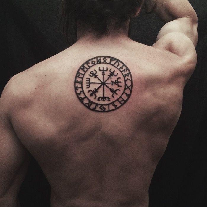 viršutinės nugaros tatuiruotės vyras vegvisir simbolis apvalus apskritas