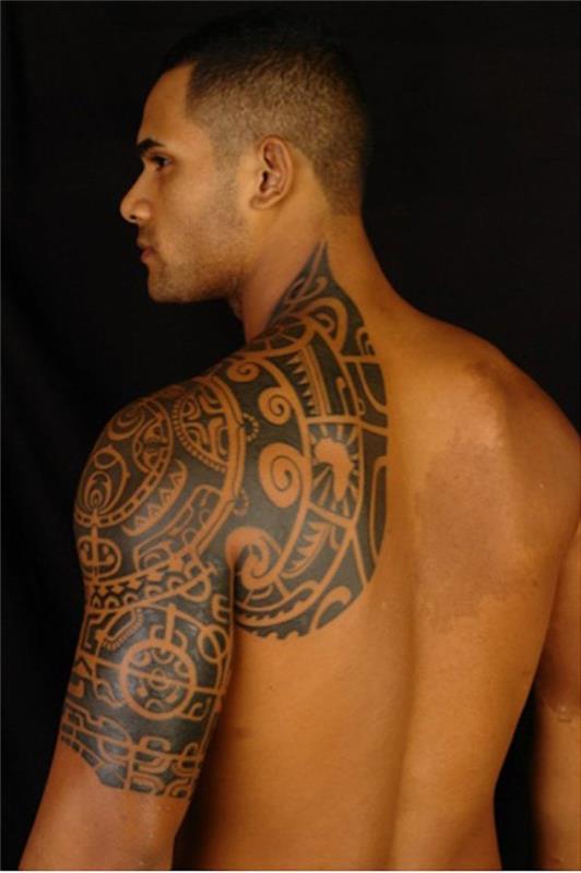 Polinezietiška tatuiruotė ant peties nugaros