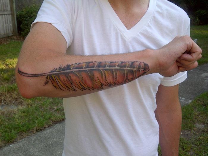 tetovaža s perjem, moška bela majica s šablono, tetovaža na roki z oblikovanjem perja v barvah