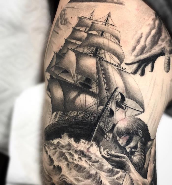 önkol dövmesi, omuz dövme tasarımı, yelkenli tekne, mürekkeple çizim, denizde fırtına