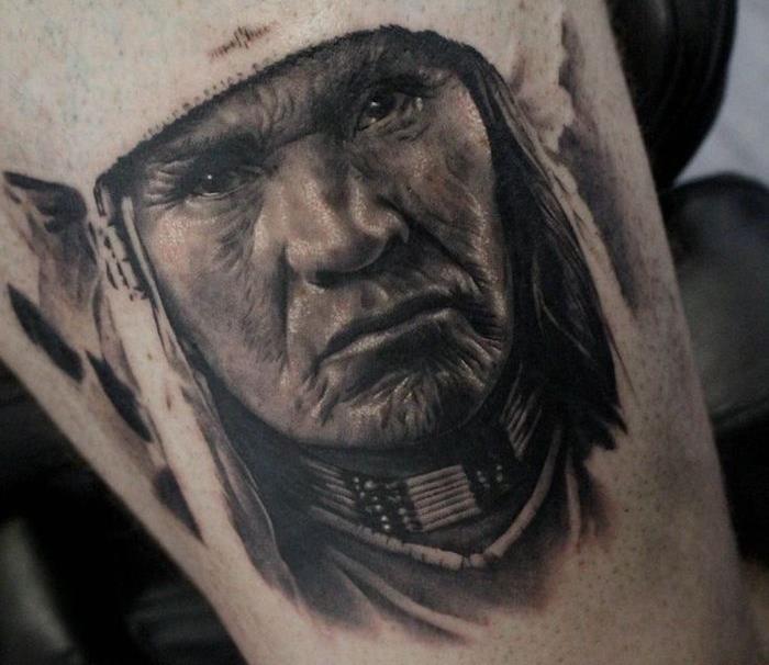 moška ideja o tetoviranju, domača risba na moški nogi, obraz domorodnega moškega z etnično ogrlico