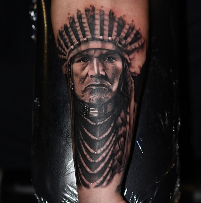 domorodni ameriški vzorec, domači moški oblikovanje obraza tetovaža z etničnim nakitom