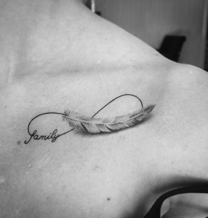 maža tatuiruotė, balta ir juoda nuotrauka, begalybės simbolis su įkvepiančiu žodžiu šeima, tatuiruotė su plunksna ir žodžiu