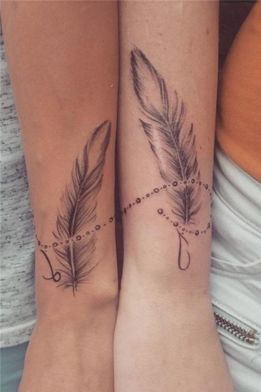 Moters tatuiruotės idėja, rašalo piešimas ant odos, plunksnų rašto poros tatuiruotė