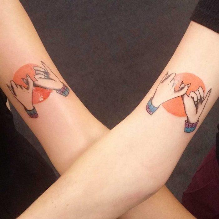 spalvota tatuiruotė, simbolinė tatuiruotė ant rankų su geriausių draugų dizainu, simbolinis moterų rankų piešimas