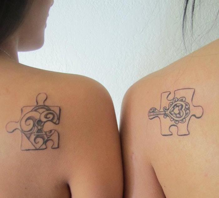 tatuiruotės dizainas, rašalo kūno piešinys ant pečių, draugystės dizaino tatuiruotė su dėlionės detalėmis