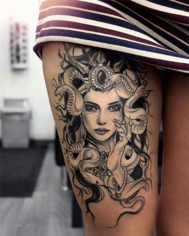 Ženska tetovaža Medusa, tetovaža ženske noge, črtasta obleka, ženska s kačami v laseh