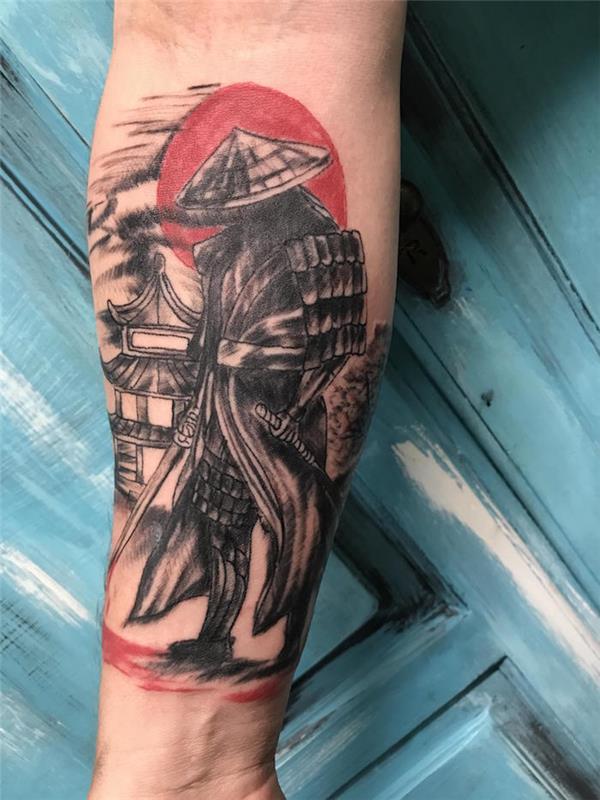 tetovaža japonskega bojevnika samuraja na krepki sprednji strani