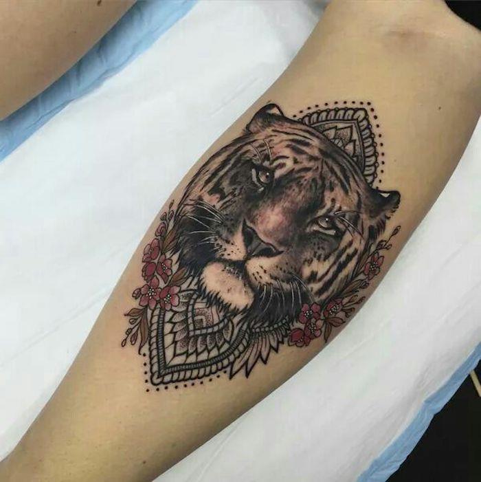 tetovaža lev in cvet na teletu, totemska žival, tetovaža, ki simbolizira moč in pogum