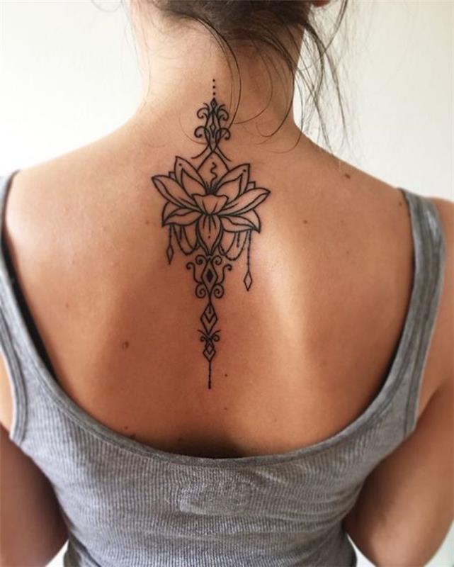 ženska tetovaža na hrbtu, tetovaža lotosa, obeski, cvet, ki simbolizira čistost in duhovnost