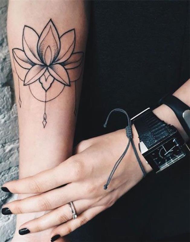 lotosov cvet, tetoviran na podlakti, obeski, enobarvna ženska tetovaža