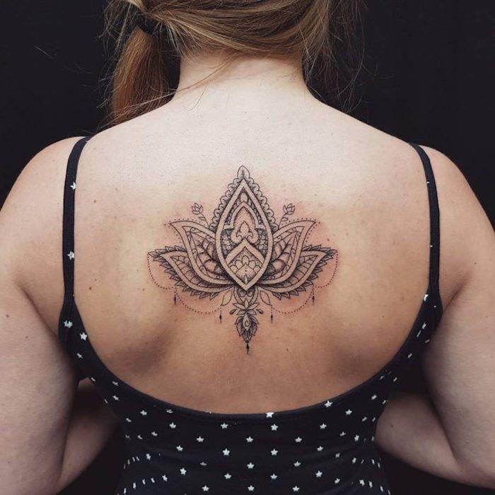 tetovaža lotosa, obeski, obleka brez hrbta, ženska tetovaža na hrbtu, rjavi lasje