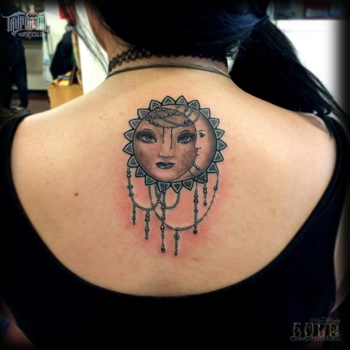 mėnulio ir saulės tatuiruotė, saulė ir mėnulis su žmogaus veidais ir papuošti pakabukais
