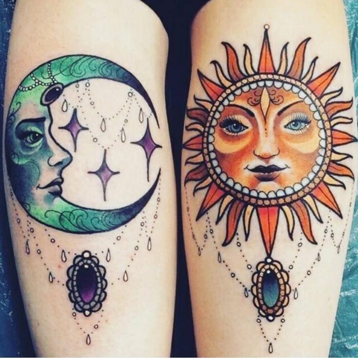 mėnulio ir saulės tatuiruotė, simbolinės tatuiruotės, turkio spalvos mėnulis su žvaigždėmis ir oranžinė saulė