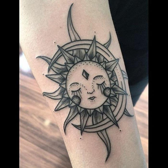 mėnulio ir saulės tatuiruotė, abstraktus mėnulio ir saulės dizainas kartu, opozicijų aljansas