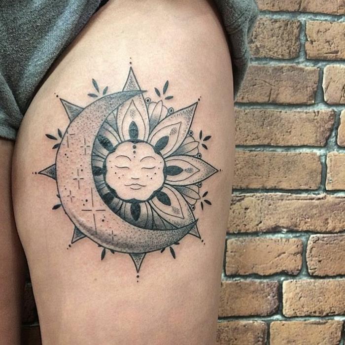 mėnulio ir saulės tatuiruotė, saulė, kuri atrodo kaip mėnulio paliesta gėlė