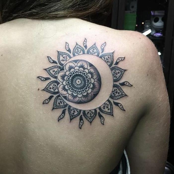 mėnulio tatuiruotė, saulės ir mėnulio mandala, tatuiruotė su juodu rašalu ant nugaros,