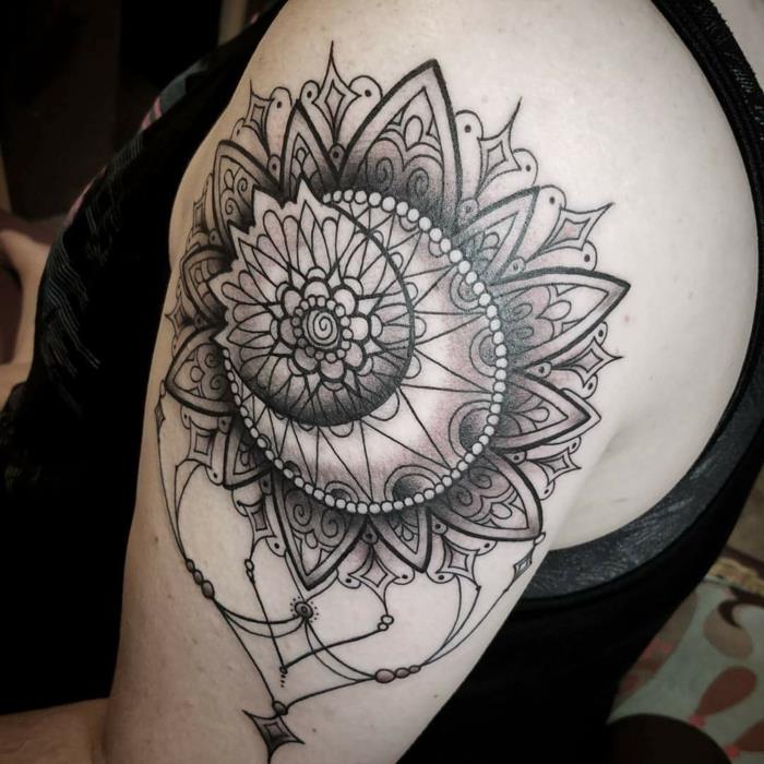 mėnulio tatuiruotės reikšmė, abstrakti tatuiruotė, gražių formų saulė ir mėnulis
