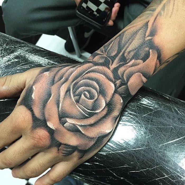 tetovaža z rožno roko, velika cvetlična tetovaža, vrtnica v dveh barvah, enobarvna tetovaža s cvetjem