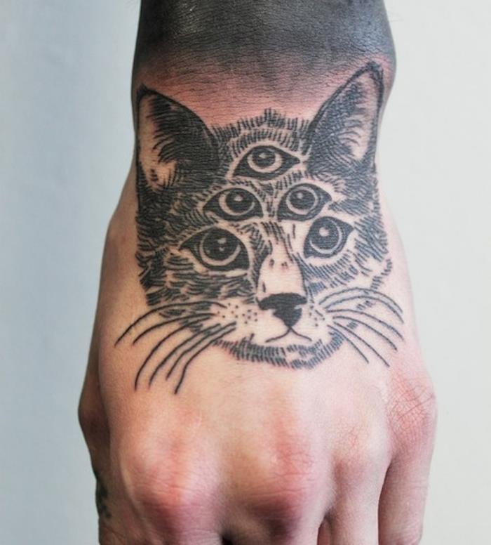 hayali bir kedi kafası dövme adam elinde dövme