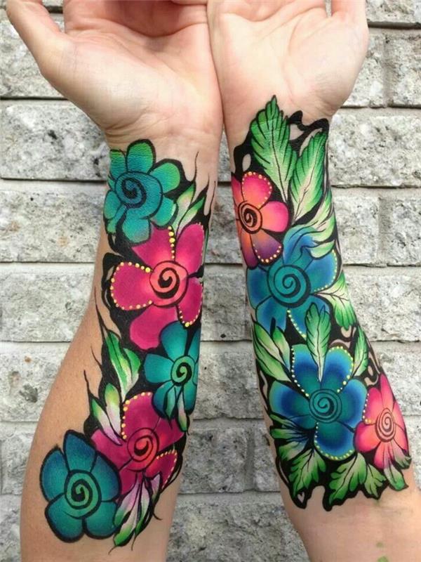 moters rankogalių tatuiruotė, spindinčių spalvų gėlių figūros, didelė dilbio tatuiruotė