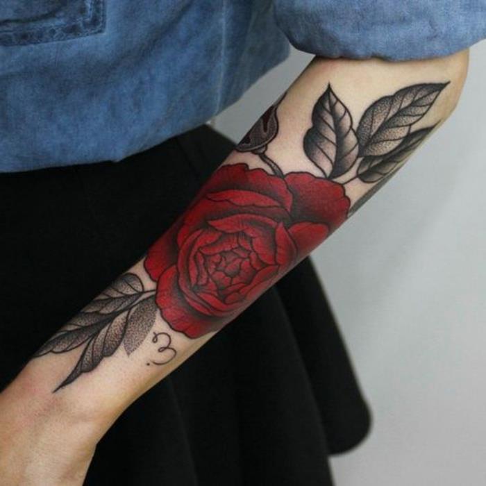 Moterų rankogalių tatuiruotė, senosios mokyklos tatuiruotės rožių tatuiruotė ant dilbio