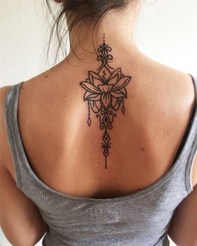 Lotoso gėlių tatuiruotė ant sprando