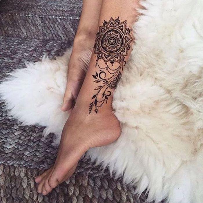 tetovaža stopala mandala, obesek, plašč iz krzna, siva meta naravnega materiala, ženska tetovaža