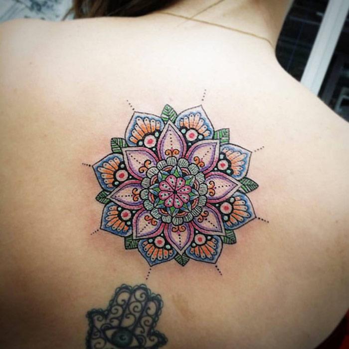 Arkadaki kız mandala dövme renkleri lotus çiçeği dövmesi
