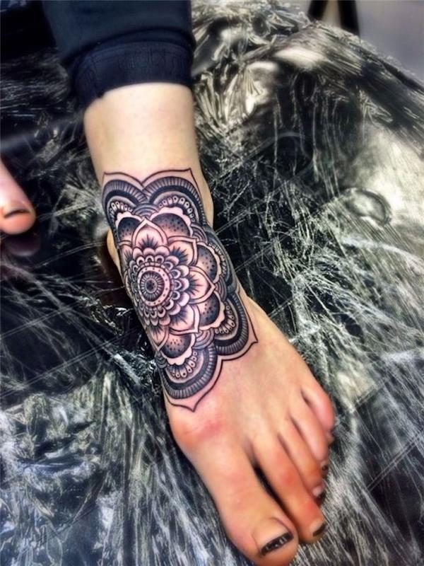 tetovaža stopala mandala, cvetlični dizajn tetovaže, črno črnilo, romantična ženska tetovaža