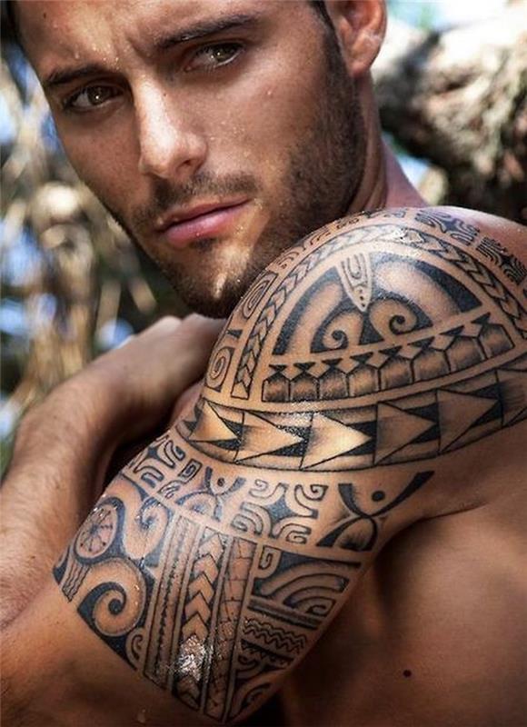 Maorių tatuiruotė reiškia maorių ryklių polinezijos dilbio apyrankę