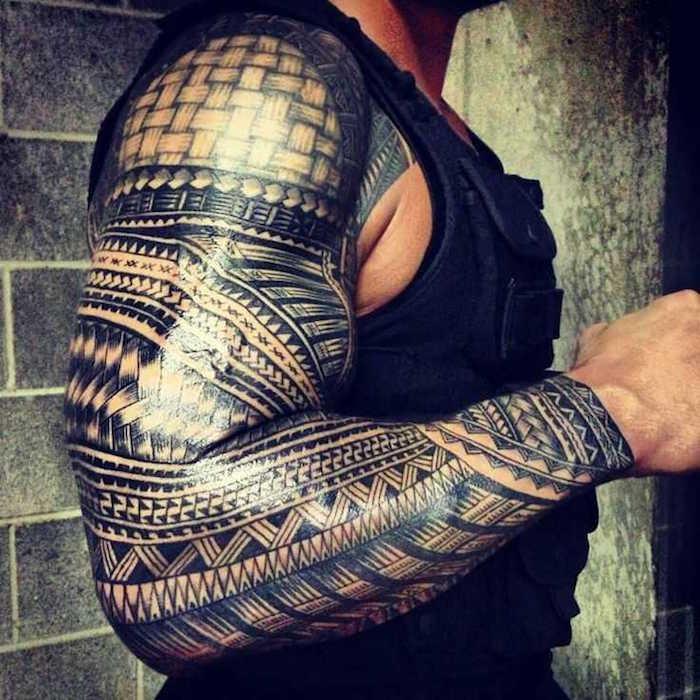 Maorių tatuiruotė dilbis vyras piešia maorių polinezijos simbolį