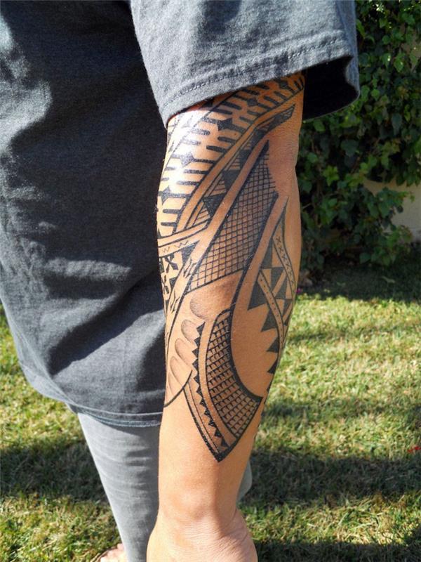 Maorių tatuiruotės dilbio vyrai reiškia tatuiruotę polinezijos samoa