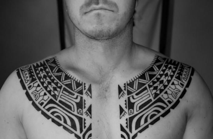 Maorių tatuiruotė vyro krūtinė juodas Polinezijos genties simbolis